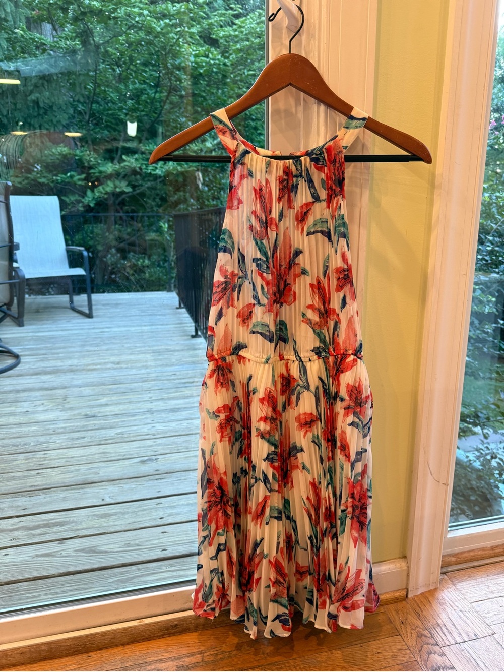 Want and Need Ivory Floral Pleated Halter Dress M